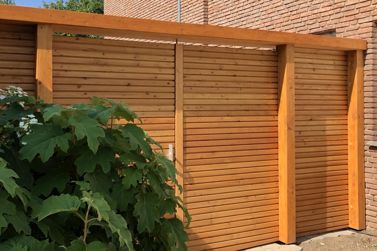 Holztor für den Außenbereich Holztor für den Außenbereich vor Pflanze neben Hauswand