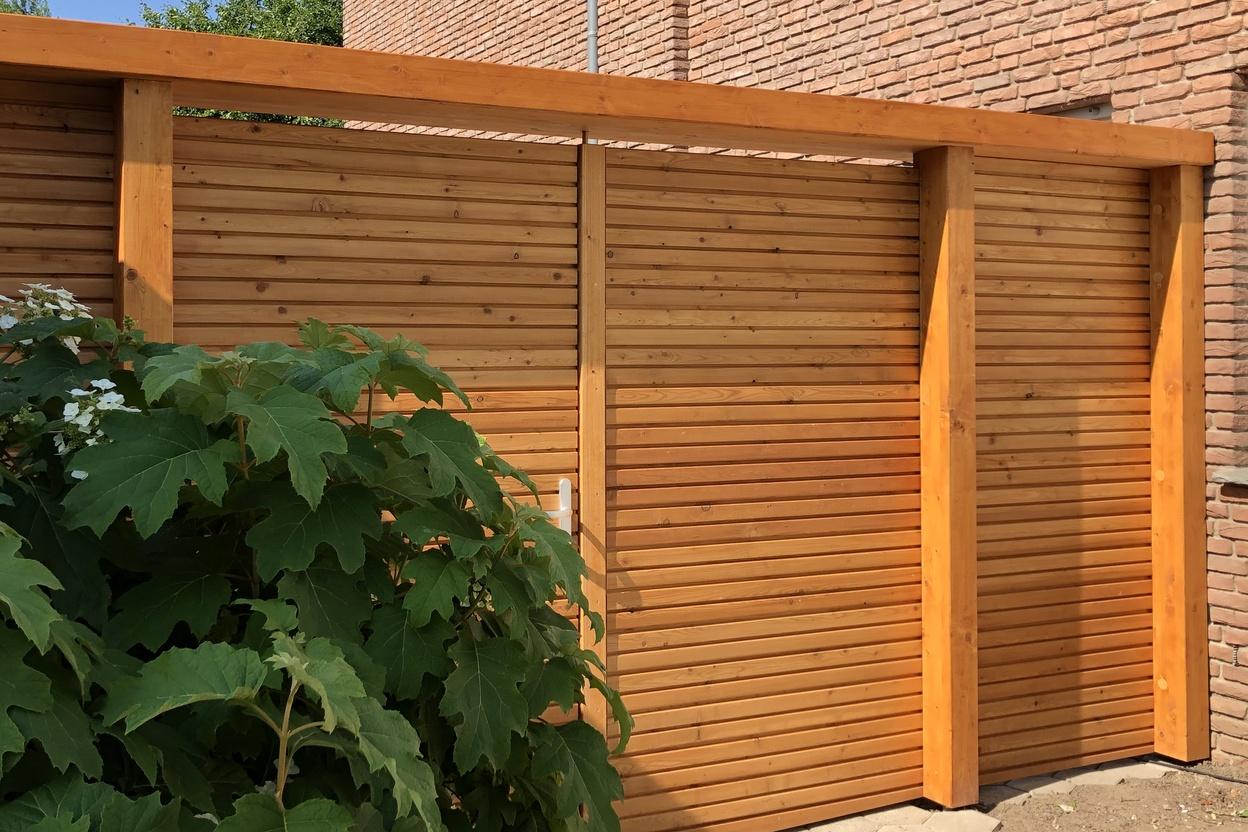 Holztor für den Außenbereich Holztor für den Außenbereich vor Pflanze neben Hauswand